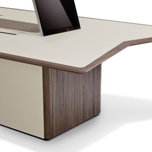 Tablero en madera con parte central en cuero