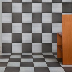 Aurore Light Grey Grid S y Grid L en baños de dirección