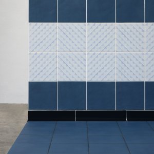 Baño con suelo y pared Dintorni de Inga Sempé