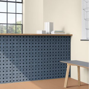 Pared Bloc Grey tras una mesa de reuniones