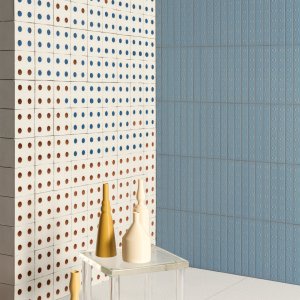 Aparador improvisado con bloques Bloc Blue y tapa de madera