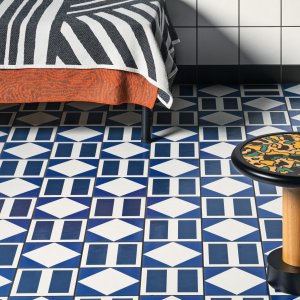 Gres esmaltado Mutina con el patrón Black Terracotta en 20,5×20,5 cm