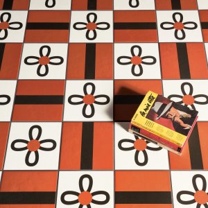 Gráfico Kite Black dibujado a mano por Nathalie Du Pasquier para Mutina