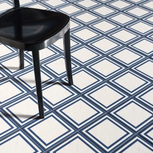 Gres esmaltado Mutina con el patrón Flower Black en 20,5×20,5 cm