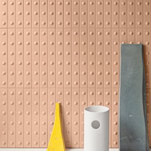 Punto Up Glossy Brun, listelo marrón craquelado de Mutina