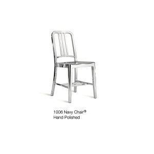 Silla Navy de Emeco de frente, con el respaldo de tres barras
