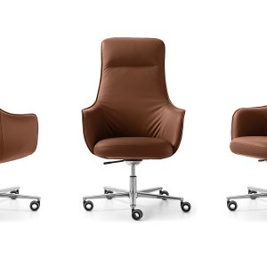 Sillón de dirección Not Guilty de Quinti detrás de una mesa de nogal