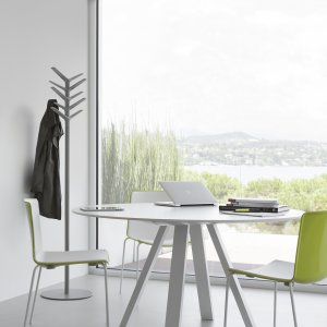 Sobre de linóleo en una mesa de reuniones Pedrali Arki-Table