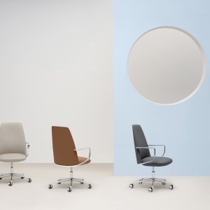 Palancas cromadas bajo el asiento del sillón Elinor