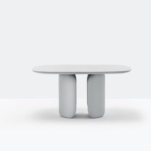 Mesa Elinor de 300 por 110 con las bases forradas en piel