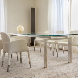 Acabado bronce satinado de la pata del sillón Ester