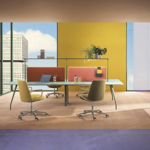 Rizz Workstation de seis metros para ocho puestos con columna central de acero