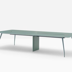 Kit K_LUCE sobre la Rizz Workstation con plantas en el estante superior