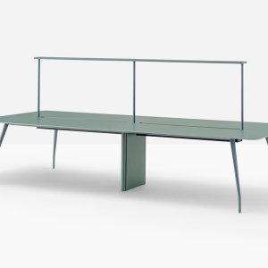 Mesa de exterior Rizz de Pedrali con estratificado de exterior en una terraza