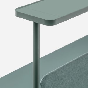 Rizz Workstation para cuatro con paneles fonoabsorbentes y el puente de luz K_LUCE