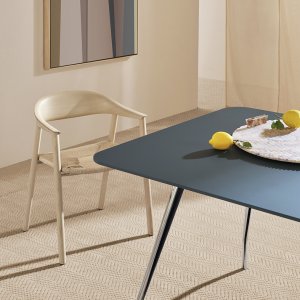 Pata de fundición de aluminio de la mesa Rizz, triangular arriba y redonda en el suelo