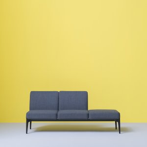 Estructura de aluminio pulido LU bajo un asiento Social