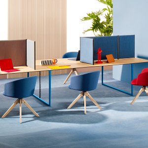 Toa de Pedrali, diseño de Robin Rizzini, en una sala de reuniones para diez