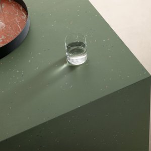 Superficie Primavera de Mutina con lascas cerámicas de colores