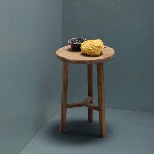 Sillas de madera curvada sobre suelo Primavera Bianco