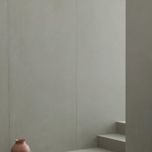 Escalones y pared en gres Primavera Grigio