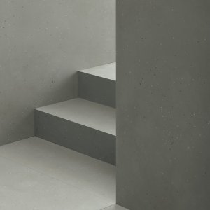 Suelo Primavera Nero con pared Grigio y butaca de cuero