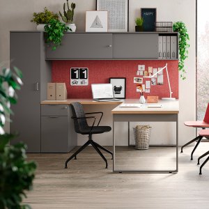 Borde de roble sobre tablero Fenix de una mesa Pigreco