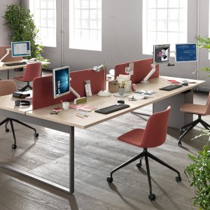 Mueble Orgatower junto a un puesto operativo Pigreco
