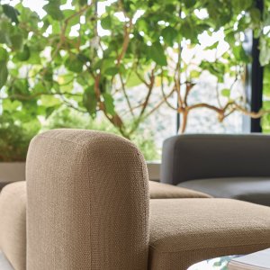 Pad tapizado sobre el reposabrazos de madera del One Hundred de Quinti