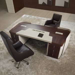 Mesa de dirección Royal de i4Mariani con costados forrados