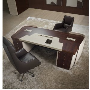 Vade de cuero con forma curva sobre el tablero