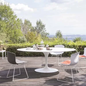Pedestal central de la mesa Saarinen de Eero Saarinen, sin patas bajo el sobre