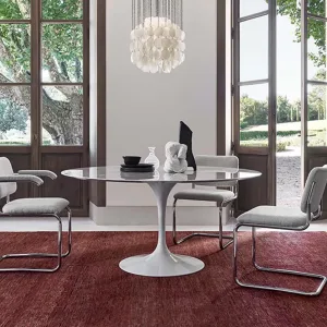 Mesa auxiliar de la familia Saarinen de Knoll junto a un sofá de espera