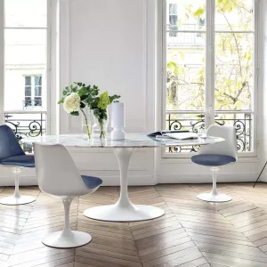 Mesa Saarinen con sillas Tulip en una sala de reuniones