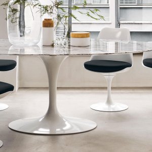 Mesa redonda Saarinen con mármol Arabescato y base blanca