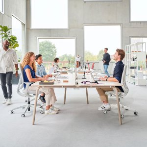 Sillas se:air alrededor de una mesa de sala de formación