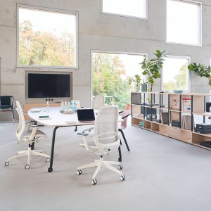 Fila de sillas giratorias se:air en un bench de hot desking