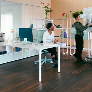 se:air negra ante una mesa de teletrabajo