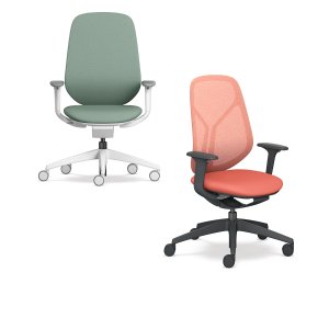 Silla operativa modular se:kit de Sedus con respaldo de malla gris en una oficina abierta