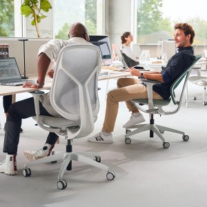 Sillas de oficina se:kit con respaldo tapizado salvia alrededor de un bench de seis puestos