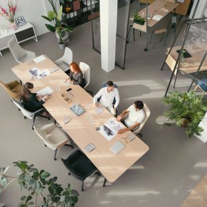 Sala de reuniones equipada con sillas se:mission de Sedus