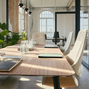 se:mission como silla de visita junto a una mesa de despacho
