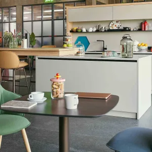 Diner se:café con dos bancos altos enfrentados y mesa integrada