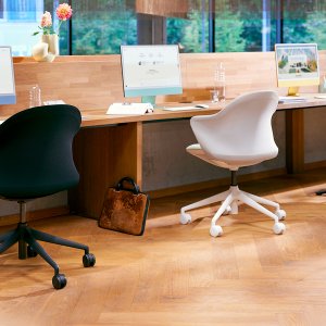 Sillas para reunión: se:flair sobre patines de aluminio alrededor de una mesa de conferencia