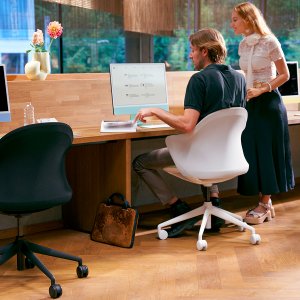 Sedus se:flair con estructura de cuatro patas de haya natural en un salón