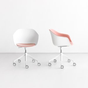 Silla de reuniones Seela de Lapalma en la sala de juntas
