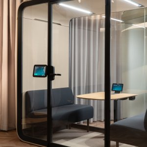 Framery Four como sala de reuniones en open space