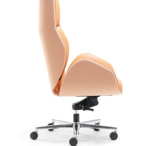 Respaldo alto de Suoni detrás de una mesa de dirección