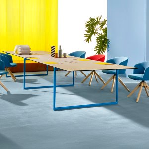 Mesa de reuniones Toa de Pedrali sobre patas puente de aluminio inyectado