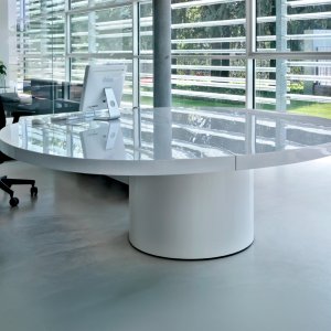 Formato mayor 550 × 200 cm de la mesa de reuniones Asymmetrical Meeting en Nero mate